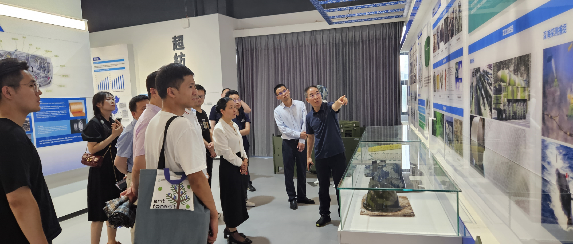 中南医院参观尊龙凯时人生就是博医疗创新研究院合作高校武汉纺织大学，共探医纺结合创新之路